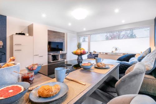 ein Wohnzimmer mit einem Tisch mit Essen drauf in der Unterkunft Kobaltblau in Höhr-Grenzhausen