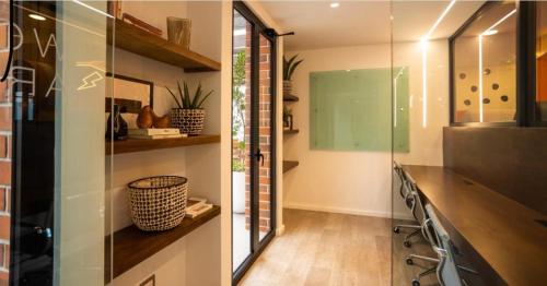 a kitchen with a glass door and a counter at Apartamento 3 Habitaciones, Edificio Airali, Zona 10, Avellino in Guatemala