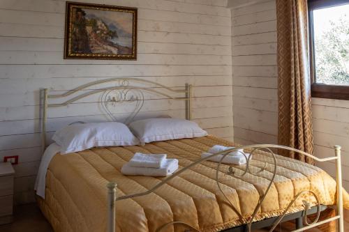 a bedroom with a bed with towels on it at Agriturismo Pinelli in Plataci