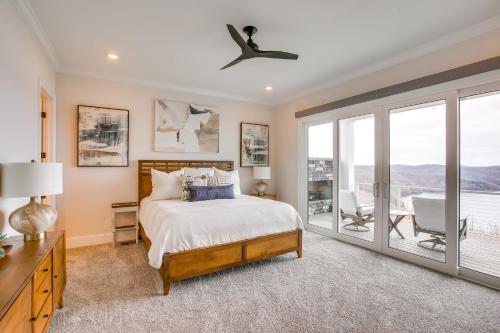 Schlafzimmer mit einem Bett und einem Deckenventilator in der Unterkunft Peaceful Celina Retreat with Dale Hollow Lake Views! in Celina