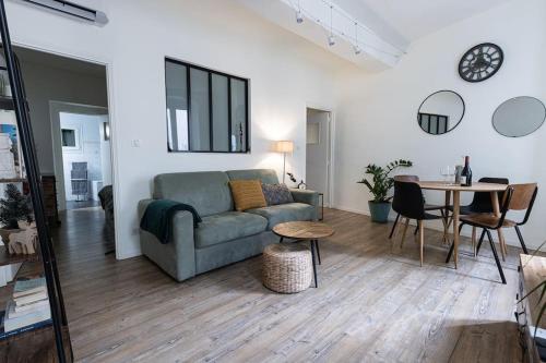 un salon avec un canapé et une table dans l'établissement Cocooning au cœur de la cité Impériale, à Ajaccio