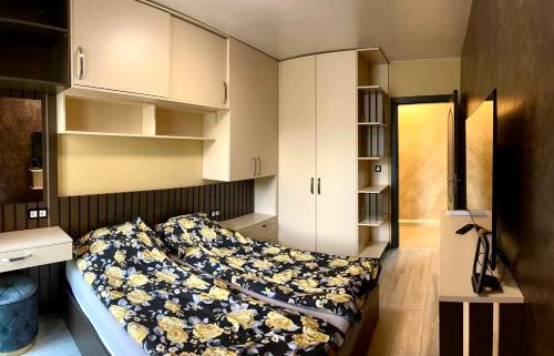 ein Schlafzimmer mit einem Bett mit einem Kissen darauf in der Unterkunft Fully furnished Apartment in Warna