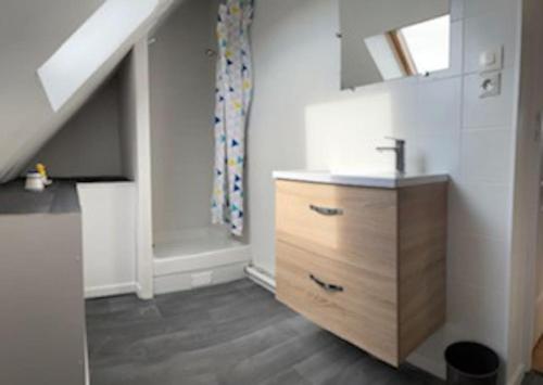 La salle de bains est pourvue d'un lavabo. dans l'établissement Camelia; Beau logement lumineux, avec vue sur mer, à Wimereux