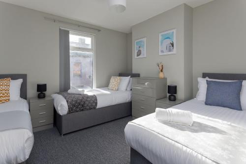Posteľ alebo postele v izbe v ubytovaní Air Host and Stay - Index House 3 bedroom 5 mins to city free parking