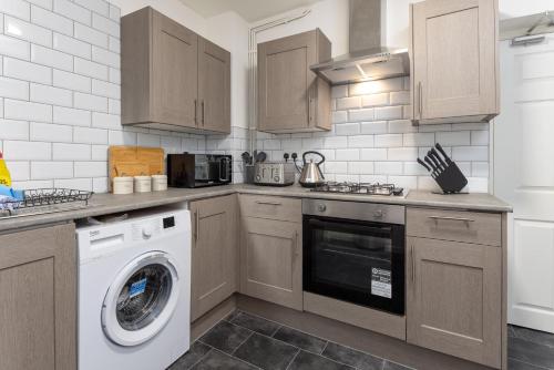 A kitchen or kitchenette at Air Host and Stay - Index House 3 bedroom 5 mins to city free parking