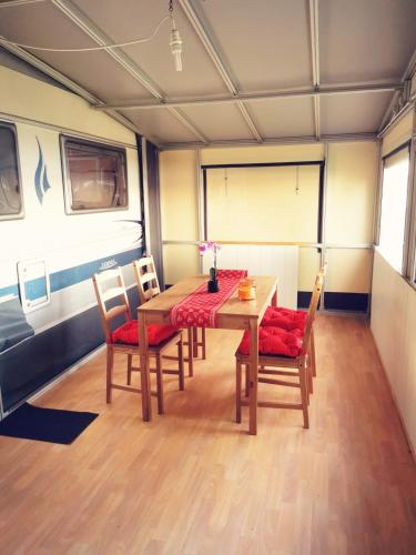 ein Esszimmer mit einem Tisch und Stühlen in der Unterkunft La Bordu in Grandson