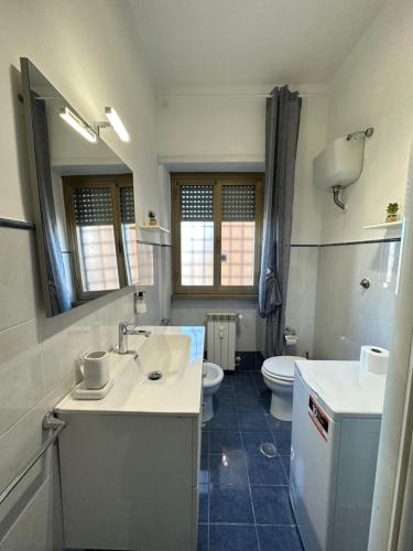 een badkamer met een wastafel en een toilet. bij Eufonia Gemelli Apartment in Rome