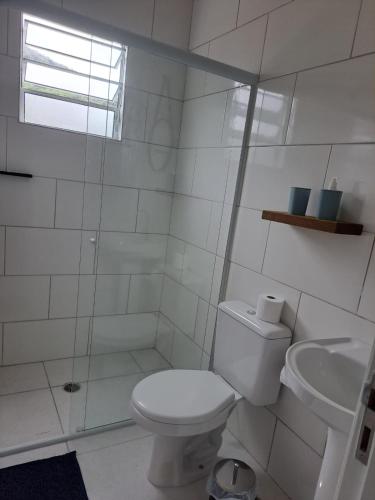 Bilik mandi di Casa nova com 3 quartos, equipada com Ar Condicionado, TV, Internet e Área de Lazer Completa - Boiçucanga