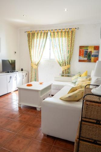 瑰瑪的住宿－Punta Mar，客厅配有2张白色的床和窗户