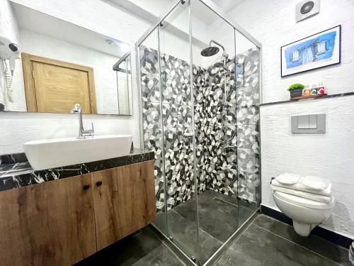 ein Bad mit einem Waschbecken und einem WC in der Unterkunft Guest Hotel in Istanbul