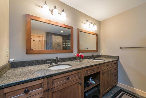 a bathroom with two sinks and a large mirror at Blue Ridge Bliss Gorgeous home with hot tub & stunning views in Weaverville