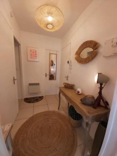 Cette chambre comprend une table et un miroir mural. dans l'établissement A 50 m de la plage centrale, à Soorts-Hossegor