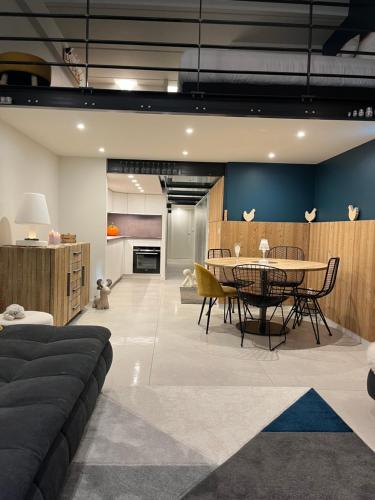 un salon avec une table et un canapé dans l'établissement Flaine Forum G1 Cassiopée Mezzanine & Terrasse, à Flaine