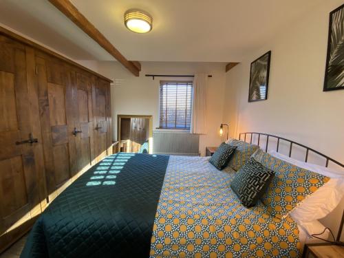 ein Schlafzimmer mit einem großen Bett in einem Zimmer in der Unterkunft Little Ripple Cottage by Bloom Stays in Canterbury