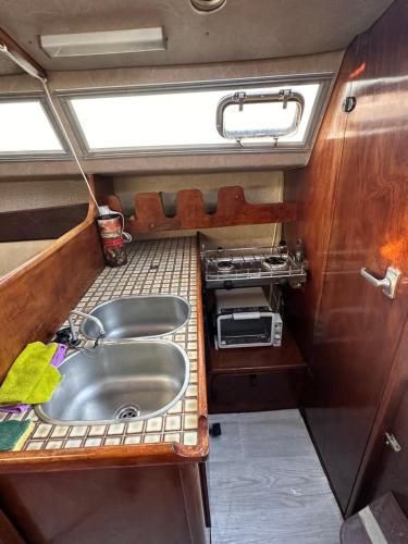uma cozinha com um lavatório num trailer em Séjour atypique sur un voilier proche toutes commodités em Cavalaire-sur-Mer