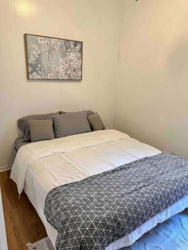 1 cama en un dormitorio con una foto en la pared en Comfy & Modern 3BR Home Free WiFi Free Parking, en Chicago
