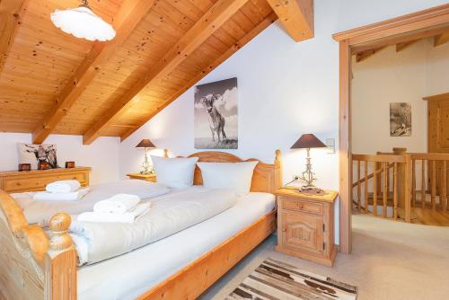 1 dormitorio con 2 camas y techo de madera en Ferienwohnung Elisabeth en Reit im Winkl