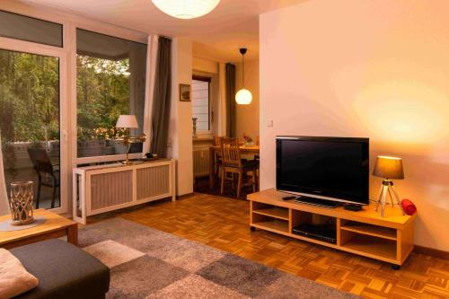 een woonkamer met een televisie op een tafel bij Ferienwohnung zum Harzburger Stern in Bad Harzburg
