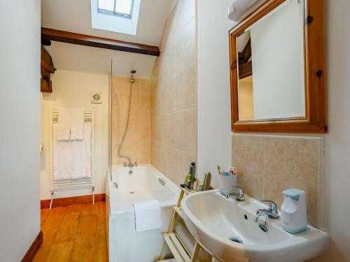 Bouthwaite的住宿－2 bed in Ramsgill 89166，浴室配有盥洗盆和浴缸。