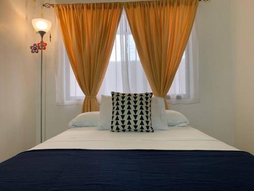 Ένα ή περισσότερα κρεβάτια σε δωμάτιο στο Casa Suiza – Schweizer Haus