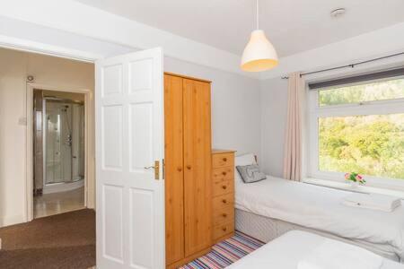 um quarto branco com uma janela e uma cama em The View by Afan Valley Escapes em Port Talbot