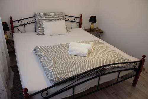 - un lit avec une couette en noir et blanc et 2 oreillers dans l'établissement Apartmán Šurany, à Šurany