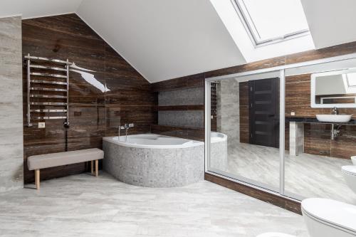 une salle de bain avec une baignoire et un lavabo dans l'établissement InshiApartments on Hazova str 6, à Lviv