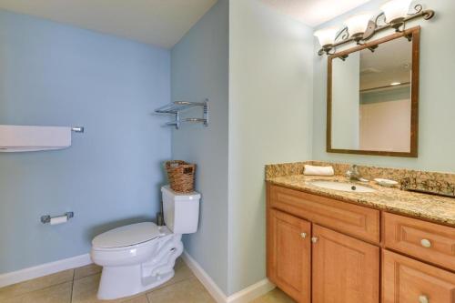 ein Badezimmer mit einem WC, einem Waschbecken und einem Spiegel in der Unterkunft Fantastic Ocean Views with Pool Access I NMB in Myrtle Beach