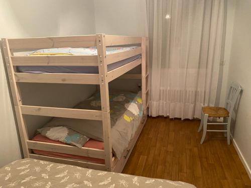 - une chambre avec des lits superposés dans l'établissement Maison de famille proche Futuroscope, à Châtellerault