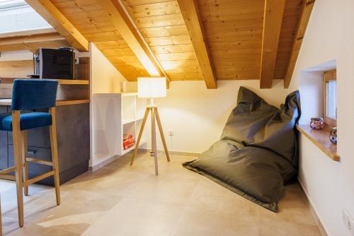 a room with a bed in the corner of a room at Taubennest in Marwang