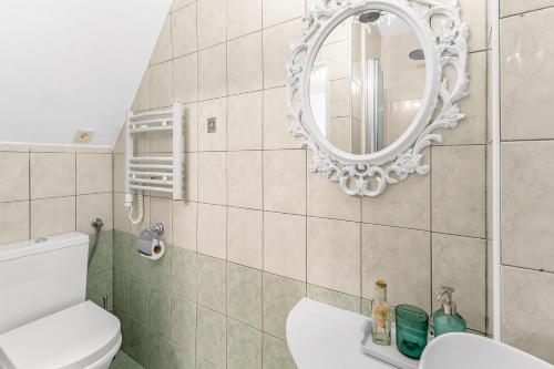 ein Badezimmer mit einem weißen WC und einem Spiegel in der Unterkunft Primavera Deluxe studio apartment in Rovinj