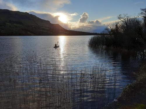 una persona è in una barca su un lago di Drummonds House a Sligo