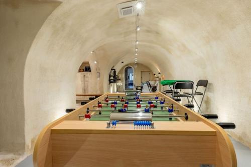 un groupe de figurines sur une table dans une pièce dans l'établissement Le Troglogite Mignon - Maison et Jardin, à Amboise