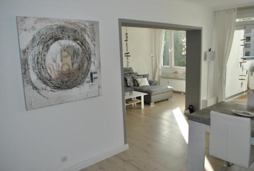 ein Wohnzimmer mit einem Wandgemälde in der Unterkunft Tannenburg 203 - App Muscheloase in Grömitz