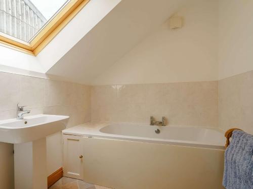 A bathroom at 2 Bed in Helmsley TGCHF