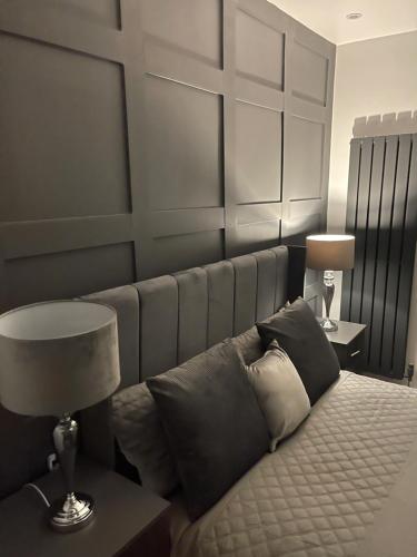 - une chambre avec un lit doté d'une tête de lit grise dans l'établissement DULEX ROOMS, à Scunthorpe