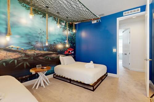 ein Schlafzimmer mit einem Bett und einem Wandgemälde in der Unterkunft Magic Mirage in Orlando
