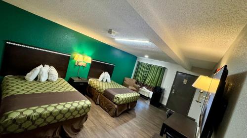 Un ou plusieurs lits dans un hébergement de l'établissement Rodeway Inn