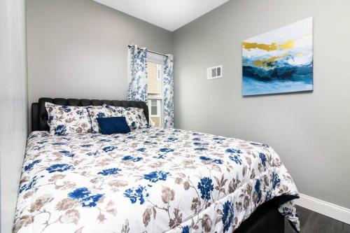 een slaapkamer met een bed met een blauw en wit dekbed bij Cozy 1 bedroom Apartment Sleeps 2-3 in Niagara Falls