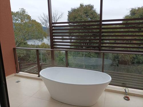 bañera frente a una gran ventana en Apartamento no Capivai Eco Resort Residence en Represa Capivari