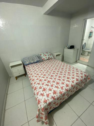Ένα ή περισσότερα κρεβάτια σε δωμάτιο στο Kitnet mobiliada 01