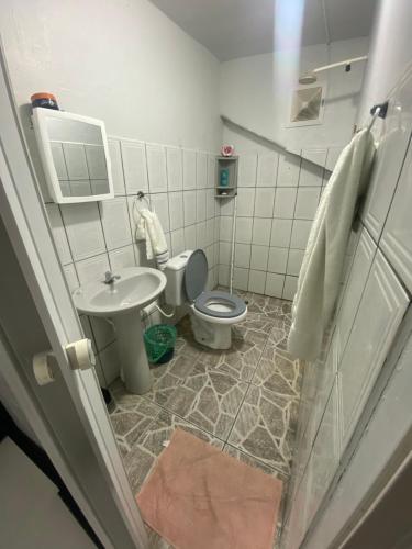 Ванная комната в Kitnet mobiliada 01