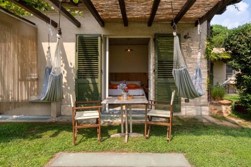 Zahrada ubytování Olimagio Farm Stay with animals and 25m pool, beach at cycling distance