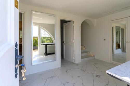 Ένα μπάνιο στο VILLA BELLE VUE VI4394 By Riviera Holiday Homes