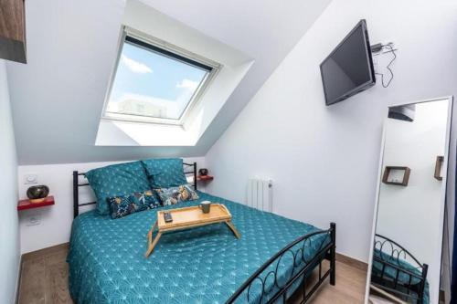 Un dormitorio con una cama con una mesa. en Appartement Cosy Amiens en Amiens