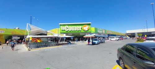 a parking lot of a store with a car parked in front at CASA VIOLETAS a 20 minutos de aeropuerto AIFA in Mexico City