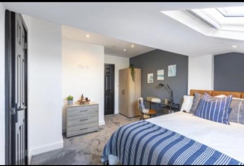 1 dormitorio con cama y escritorio. en The Residency rooms Liverpool en Wallasey