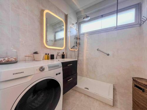 bagno con lavatrice e lavandino di Menton - Vue panoramique exceptionnelle ! 4Pers a Mentone