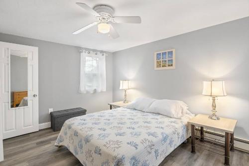 1 dormitorio con 1 cama y ventilador de techo en Sunset Beach House Onset Village, en Onset