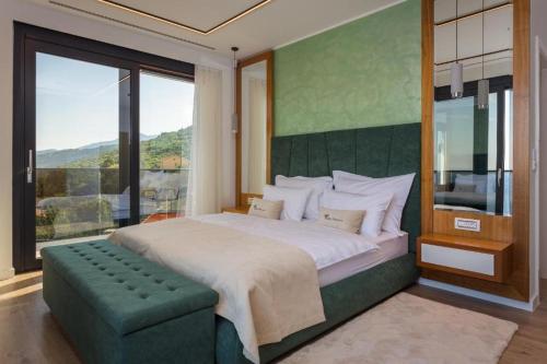 um quarto com uma cama grande e uma janela grande em Platinum em Opatija
